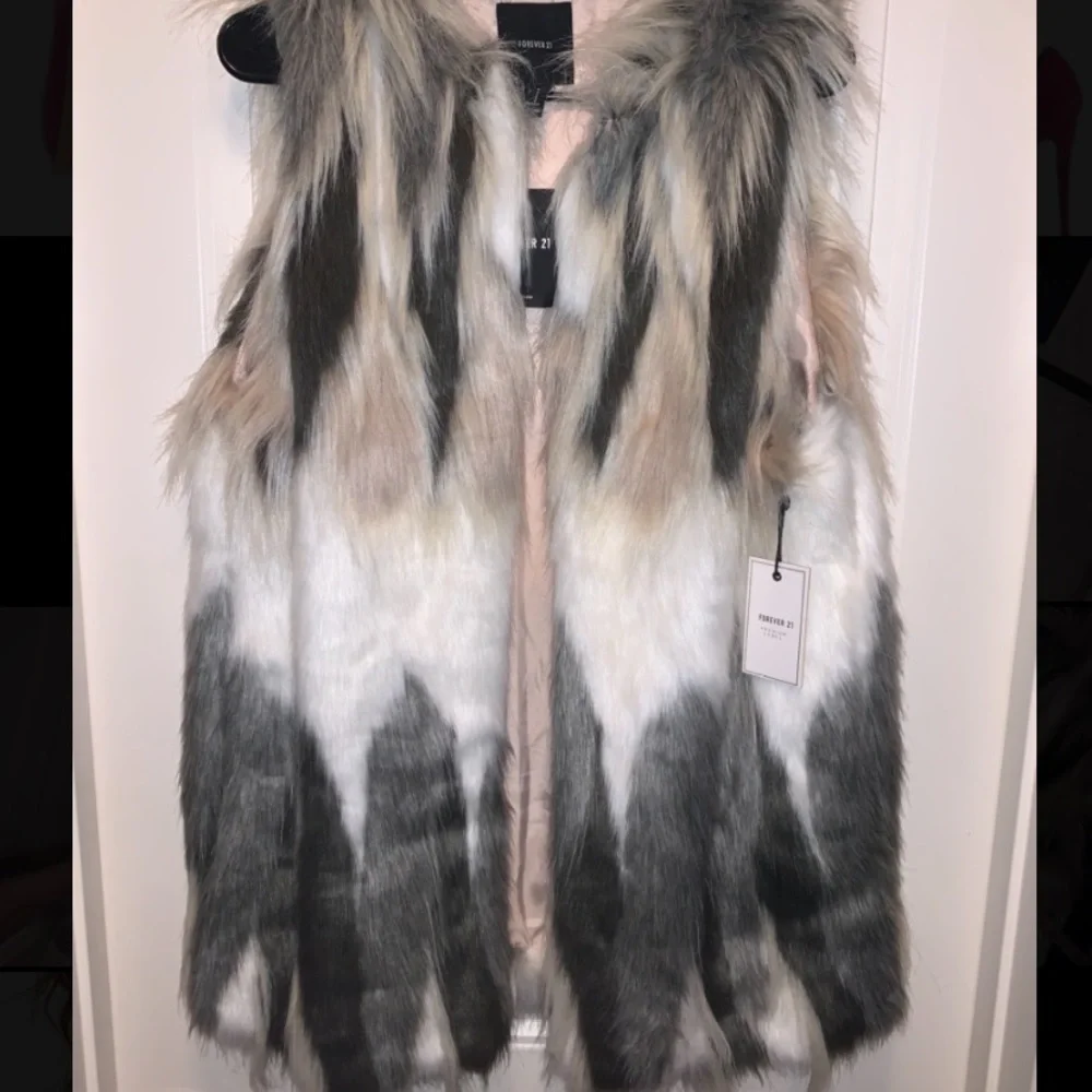 NWT Forever21 PREMIUM LABEL Faux Fur Vest SMALL - Picture 3 of 8
